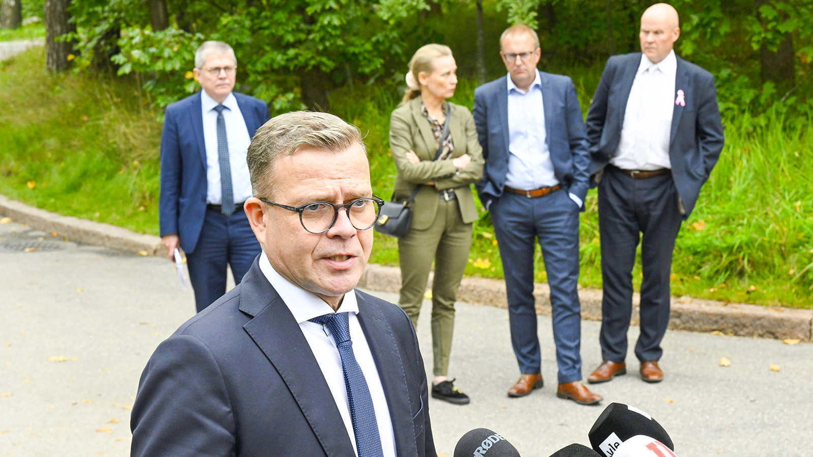 Pääministeri Petteri Orpo kutsui työmarkkinakeskujärjestöjen puheenjohtajat syyskuussa 2023 Kesärantaan. Taustalla Markku Jalonen. Kuva: Markku Ulander / Lehtikuva.