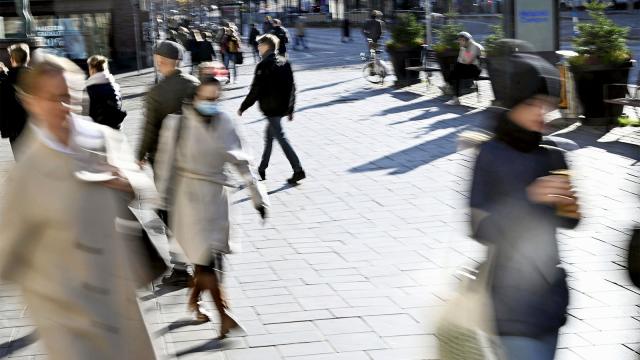 Ihmisvilinää kaupunginkadulla. Kuva: Lehtikuva / Markus Ulander.