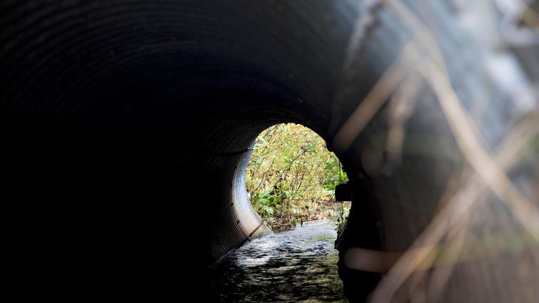 Tunneli jonka päässä näkyy valoa